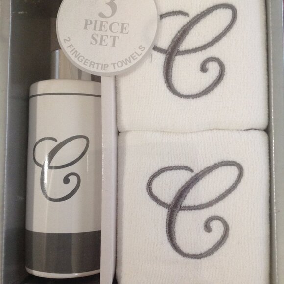 *Sale* NIB Avanti "C" Monogrammed 3-Pc. Fingertip Towels & Ceramic Lotion Pump - Picture 4 of 4